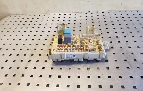 Toyota Avensis T250 Fuse module