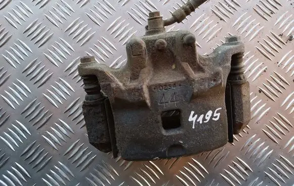 Nissan Juke I F15 Front brake caliper