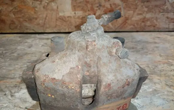 Volkswagen Golf VI Front brake caliper