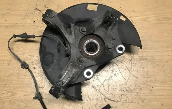 Opel Zafira C Front wheel hub 13394838