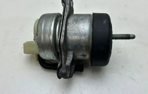 Ford Mustang VI Engine mount bracket 