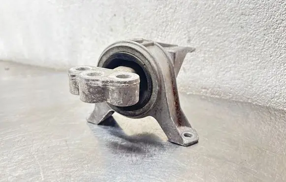 Opel Zafira A Engine mount bracket 9227958