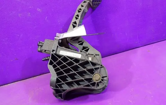 Accelerator throttle pedal