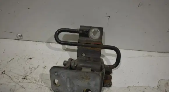 Skoda Superb B5 (3U) Front door lower hinge 4B0831412B