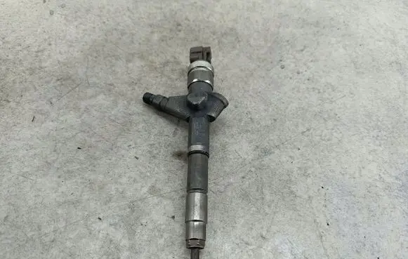 Nissan X-Trail T30 Fuel injector AW402AW4DENSO