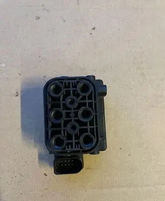 Volvo S90, V90 Air suspension valve block 15152400332