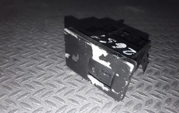 Volkswagen Touareg I Seat heating switch
