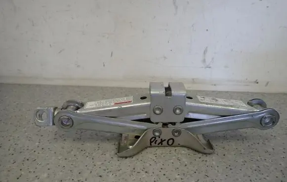 Nissan Micra Spare wheel mounting bracket 