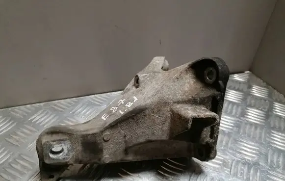 BMW 1 E81 E87 Engine mounting bracket 13807410