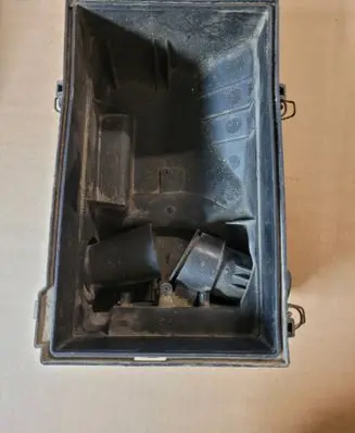 Volkswagen PASSAT B3 Air filter box cover 051133837A