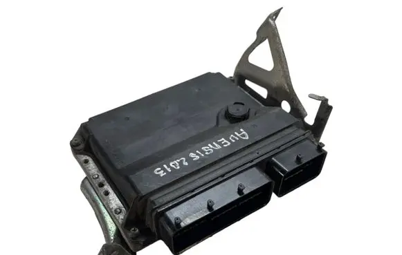 Toyota Avensis T270 Engine control unit/module 8966105L20 MB2755006950