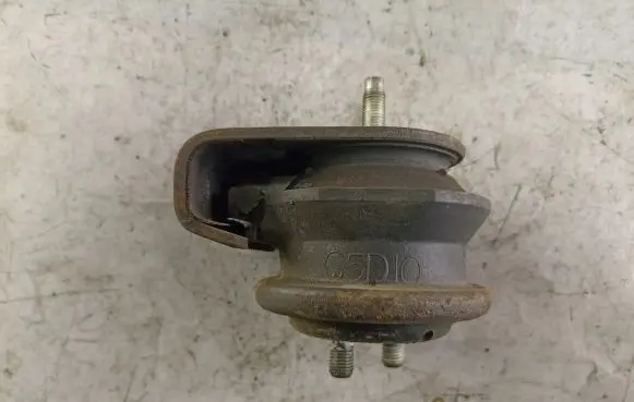 Suzuki Grand Vitara I Engine mount bracket 65D10