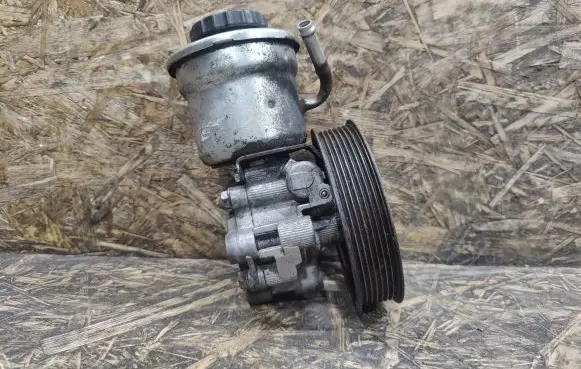Toyota Avensis T250 Power steering pump U6L22262