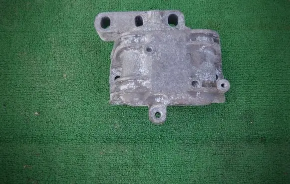 Volkswagen PASSAT B6 Engine mount bracket 1k0199262p