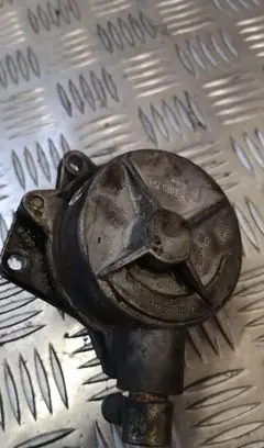 Volkswagen PASSAT B5.5 Vacuum pump 72218501