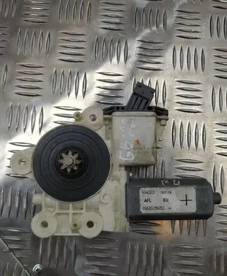 Toyota Avensis T250 Front door window regulator motor 994023
