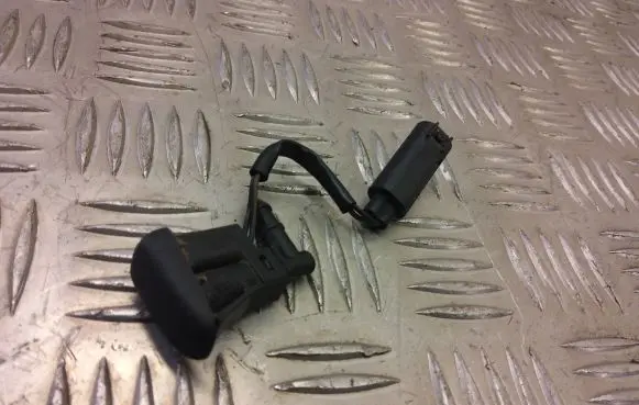 BMW 1 E82 E88 Windshield washer spray nozzle 7110851