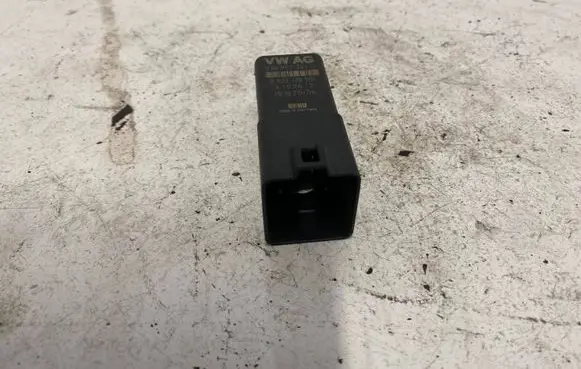 Volkswagen PASSAT B6 Glow plug pre-heat relay 038907281D 0522120504 3152612