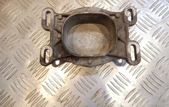 Audi A6 S6 C6 4F Engine mounting bracket 4B0199335 39133