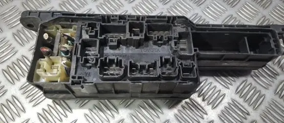 Toyota Avensis T220 Fuse box set