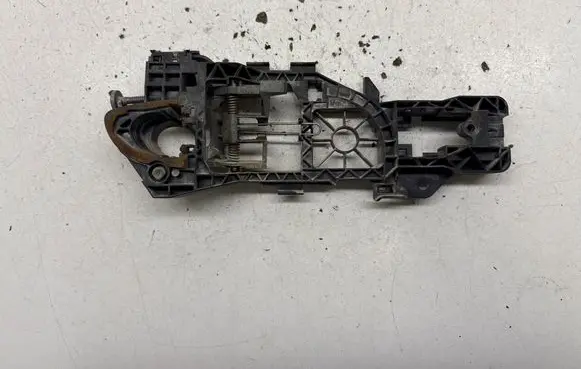 Volkswagen PASSAT B6 Rear door exterior handle/bracket 3C0837886J