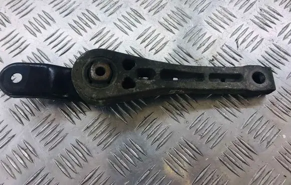 Volkswagen Caddy Engine mount bracket