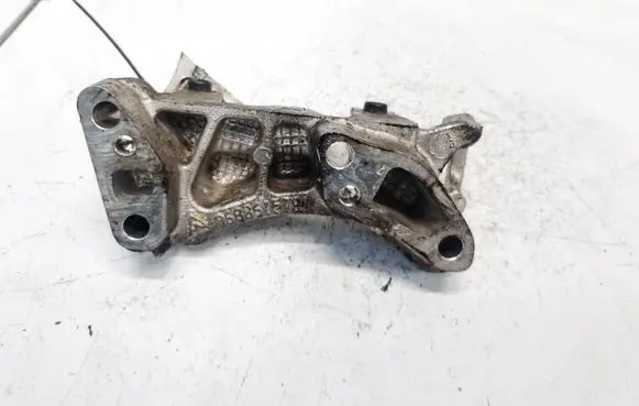 Engine mounting bracket