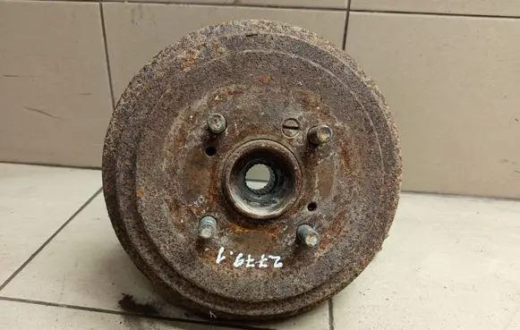 Rear wheel hub spindle/knuckle