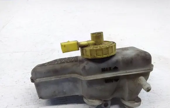 Audi A3 S3 8L Brake fluid reservoir 0204221731