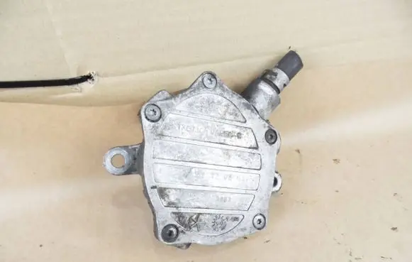 Toyota Corolla Verso AR10 Vacuum pump 17120853 9883