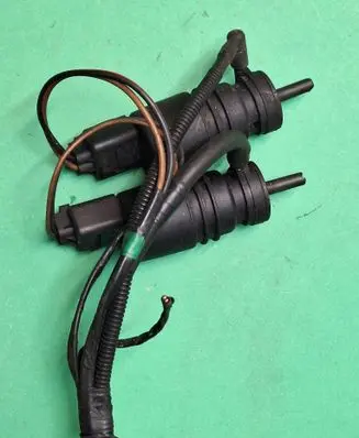 BMW X3 E83 Windscreen/windshield washer pump 8384518
