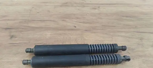 Volkswagen Touareg I Tailgate/trunk strut/damper 7L6827550