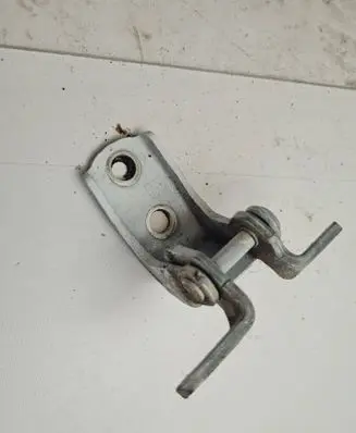 Honda CR-V Rear door lower hinge