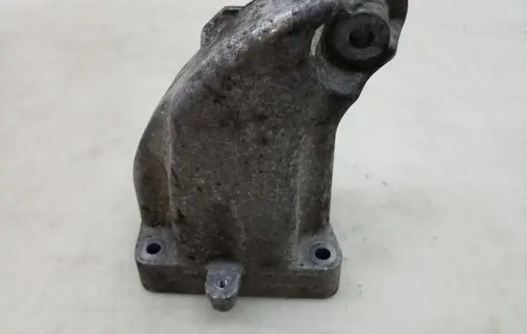 Engine mounting bracket