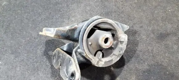 Mazda 6 Engine mount bracket