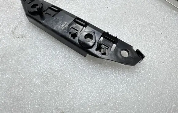 Front bumper mounting bracket