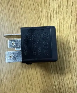 Volkswagen PASSAT B6 Other relay 1K0951253A