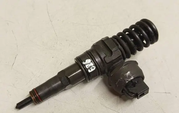 Volkswagen PASSAT B6 Fuel injector 0414720215 038130073AG