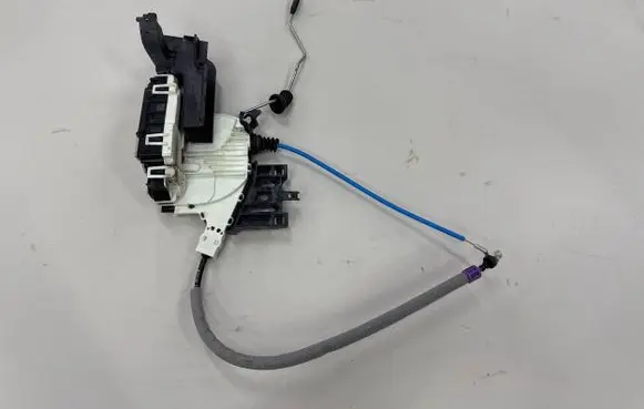 Mercedes-Benz GLA W156 Front door lock A1667200435 ZGS010