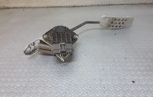 Nissan X-Trail T30 Accelerator throttle pedal 180028H813