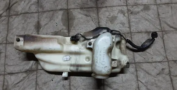 Nissan Terrano Windshield washer fluid reservoir/tank