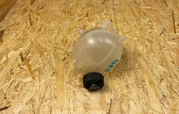 Opel Mokka B Coolant expansion tank/reservoir 9824198680