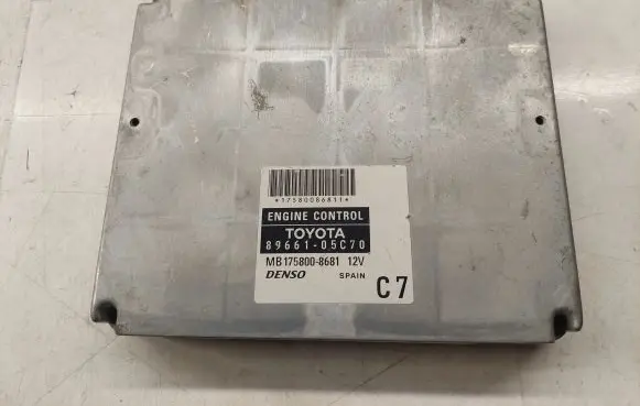 Toyota Avensis T250 Engine control unit/module 8966105C70 MB1758008681
