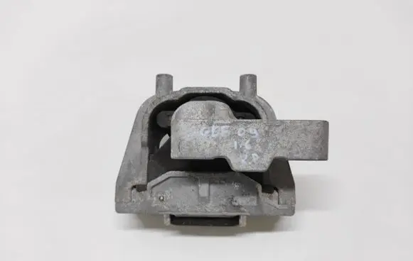 Volkswagen Golf VI Engine mount bracket