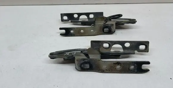 Engine bonnet/hood hinges