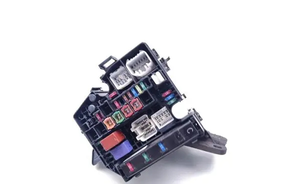 Toyota Yaris Fuse module 82641-47020 7281-8502
