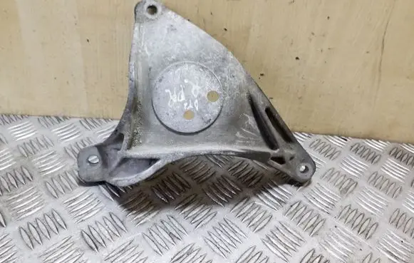 BMW 5 E39 Engine mounting bracket 1096080