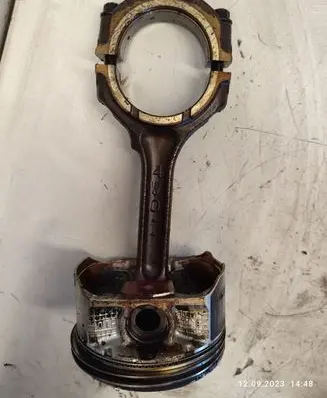 Nissan Murano Z50 Piston with connecting rod