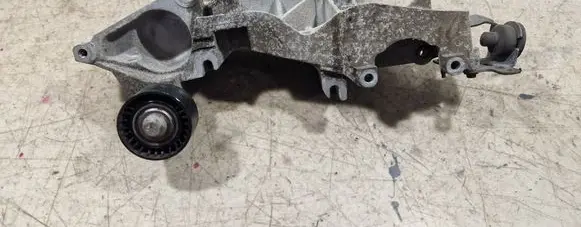 Nissan Qashqai Generator/alternator bracket 8200527320C