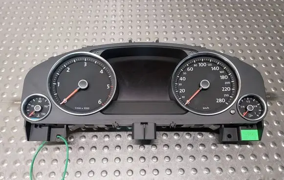 Volkswagen Touareg II Speedometer (instrument cluster) 7P6920880A